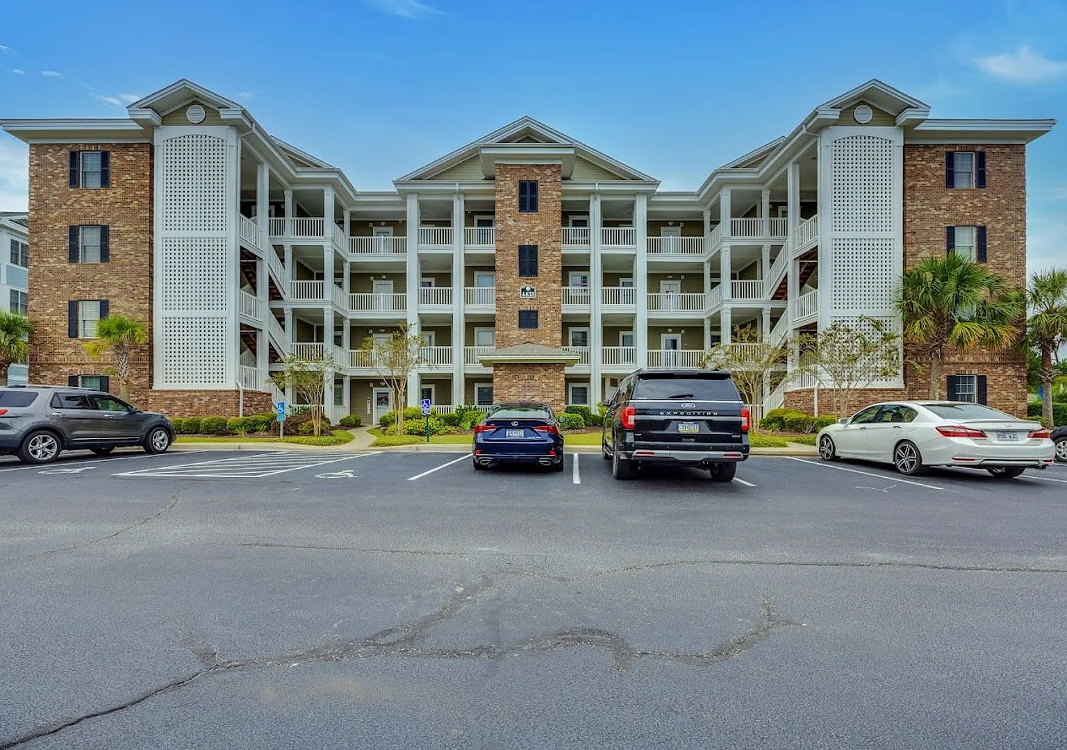 Beautifully Furnished Condo in Magnolia Pointe with a View! — Photo 1
