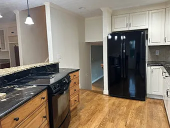eat-in kitchen