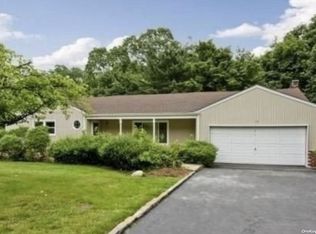 70 Spruce Dr, Roslyn, NY 11576