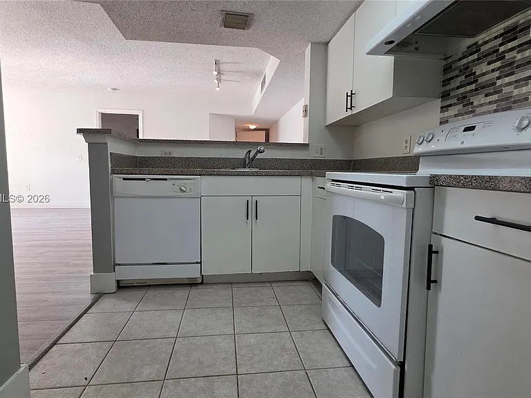 5011 Wiles Rd #203 — Photo 1