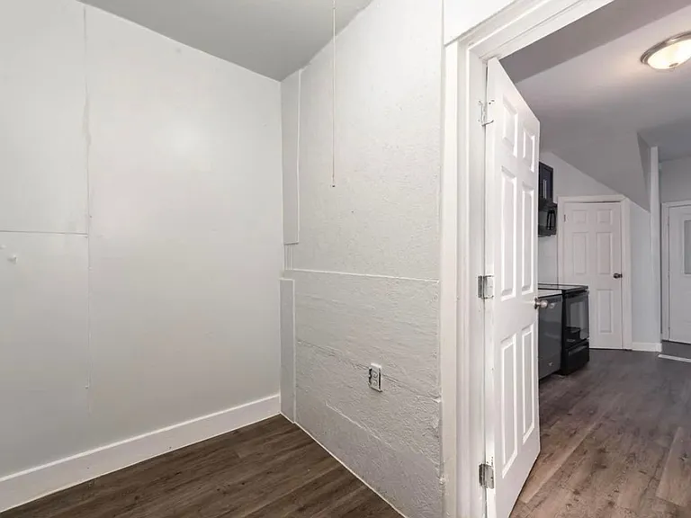 E. Walnut Hills - Cute 2 Bed In Upper Of 2 Family — Photo 23