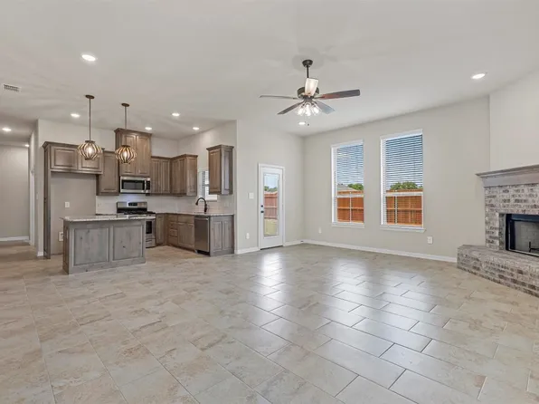 636 Aeronca Dr, Saginaw, TX 76179