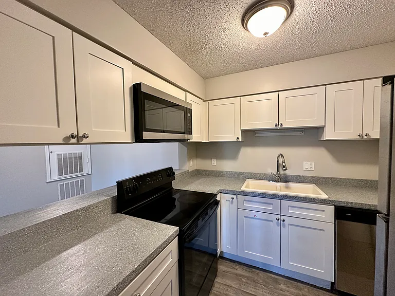 Courtyard West Apartments — Photo 15