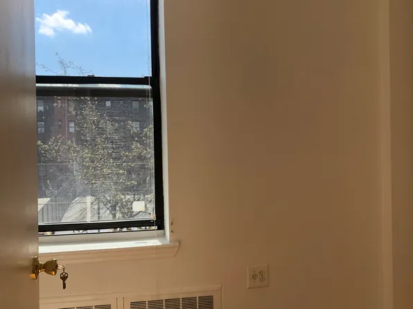 697 Dawson Street image 13 of 14