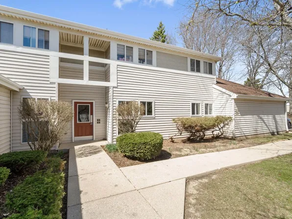 863 West Puetz ROAD, Oak Creek, WI 53154