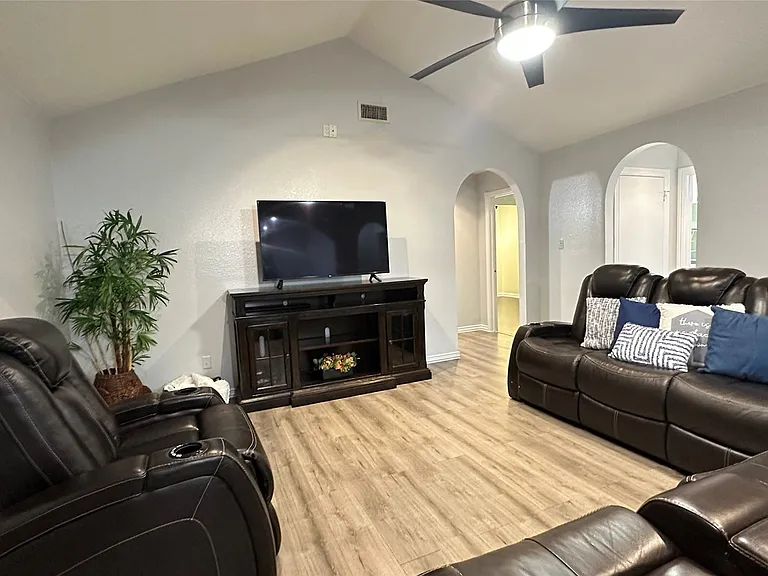 13731 Biggs St — Photo 3