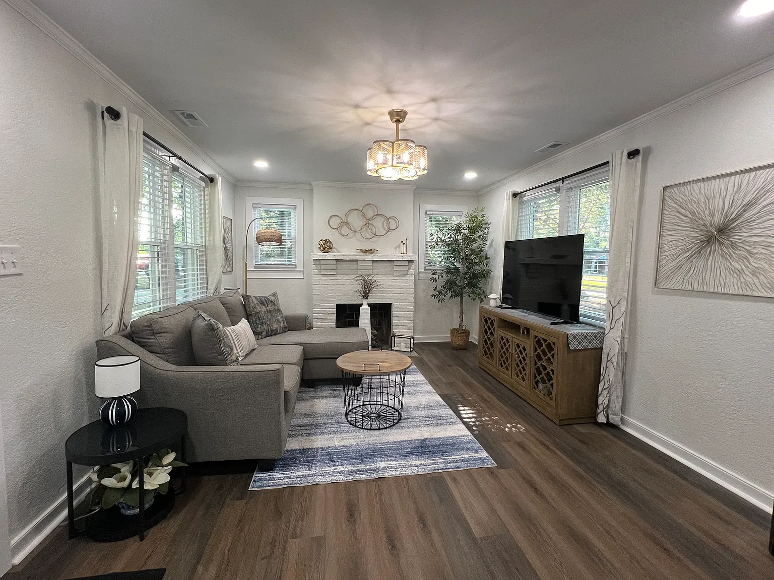 2 bed, 1005 sqft, $2,200 — Photo 1