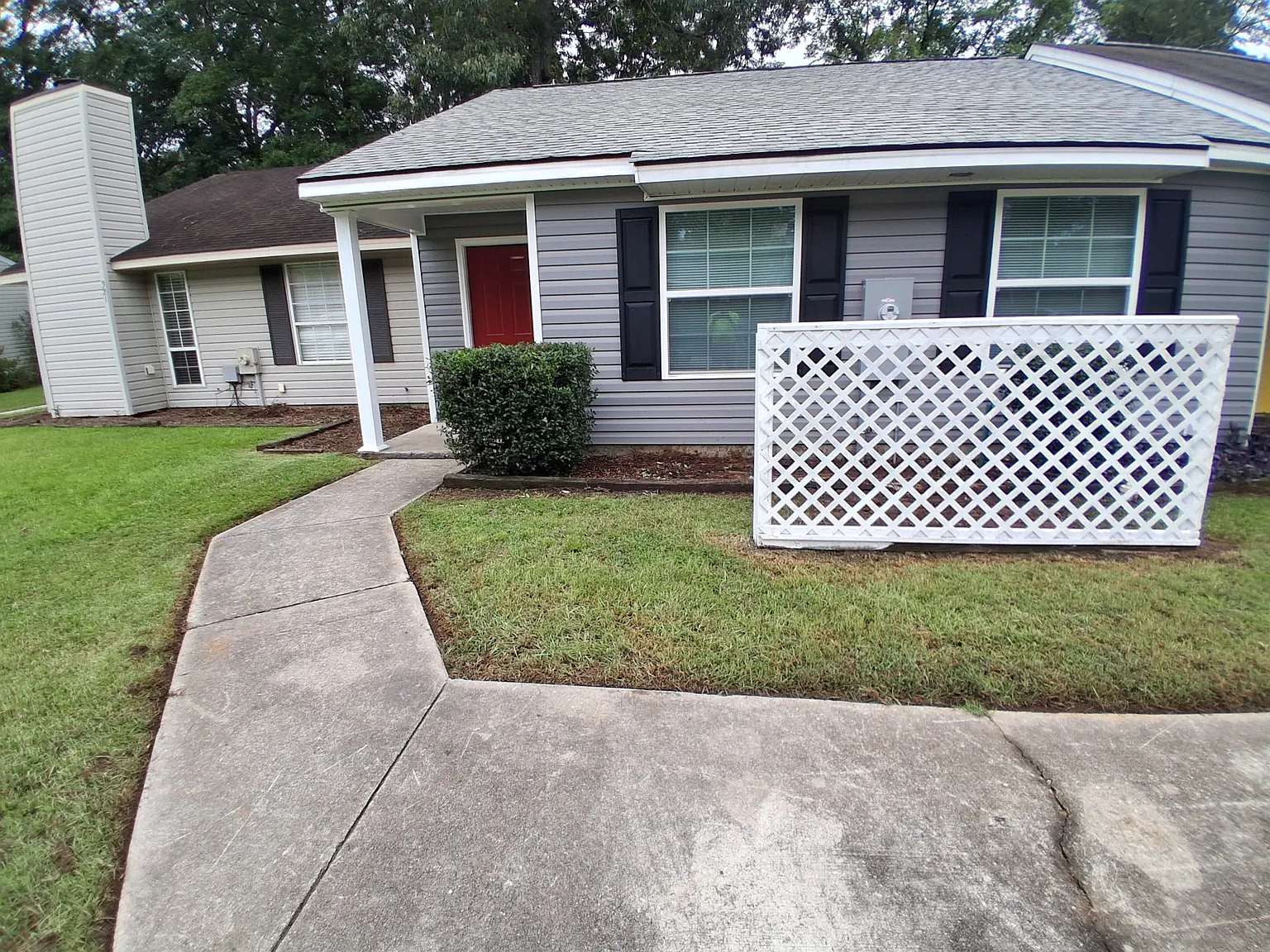 323 Somerset Dr — Photo 1