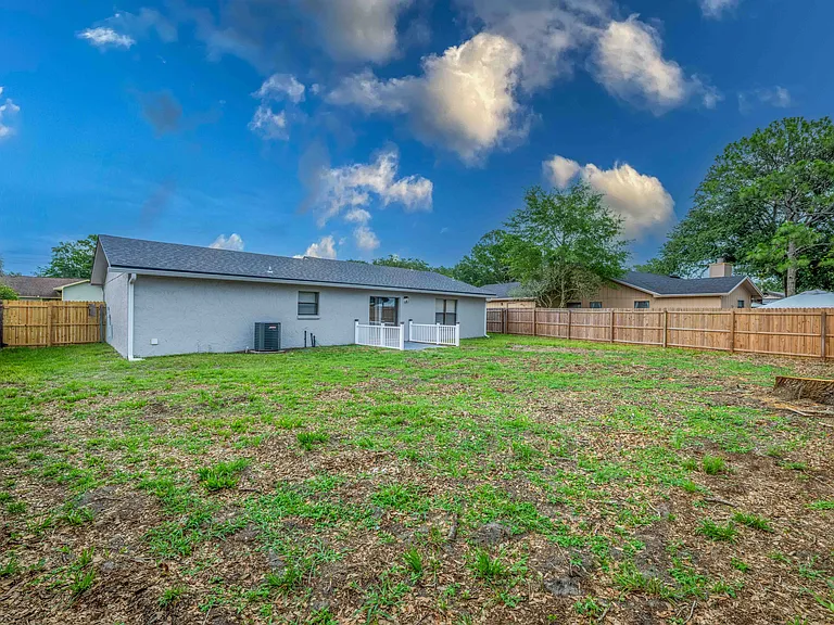 8126 Sable Woods Dr N — Photo 35