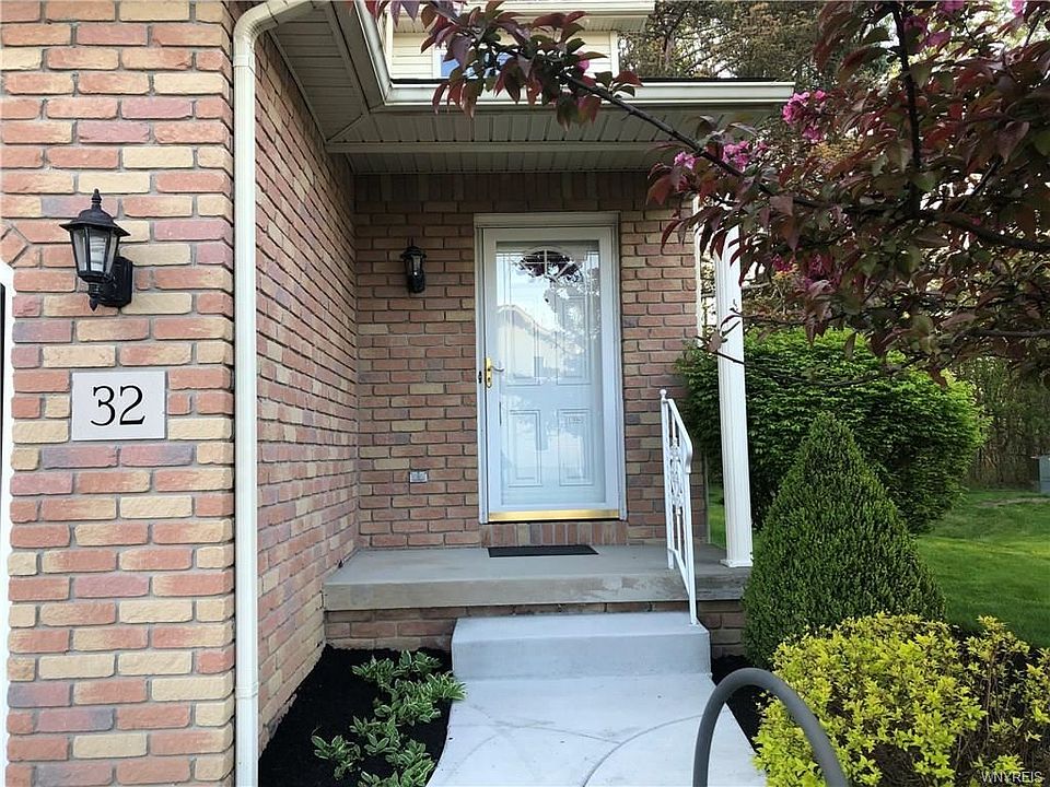 1st image of 32 Pineview Ct