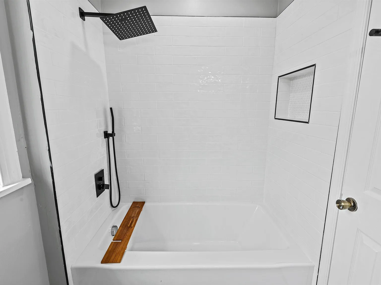 4 bed, 2.0 bath, 2100 sqft, $1,139 — Photo 4