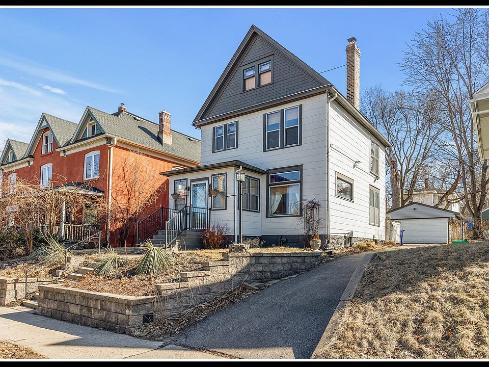 1st image of 188 Winifred St W