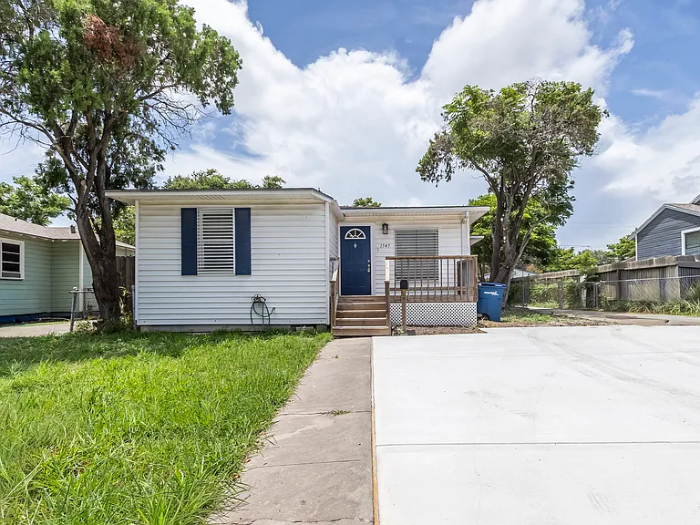 1545 Wynwood St — Photo 1
