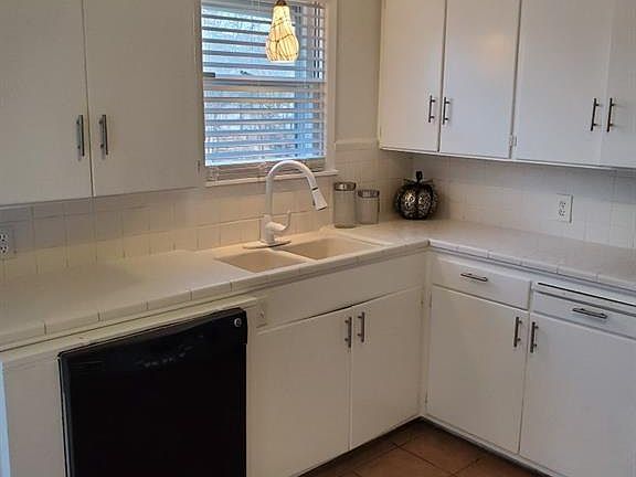 2nd image of 4928 Lovell Ave