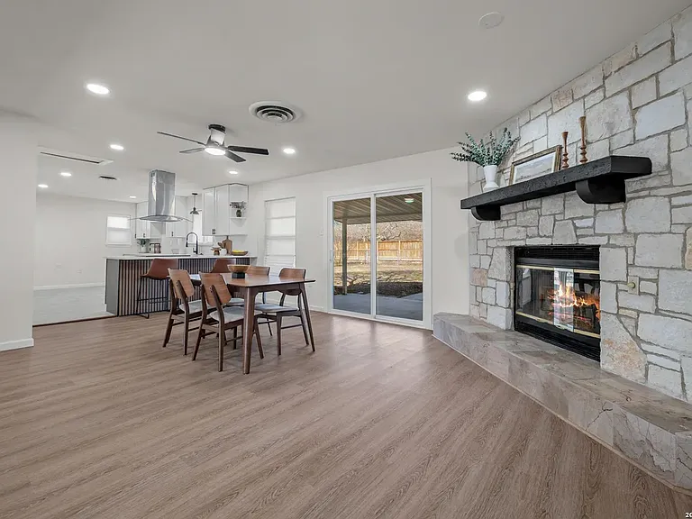 209 Windcrest Dr — Photo 4