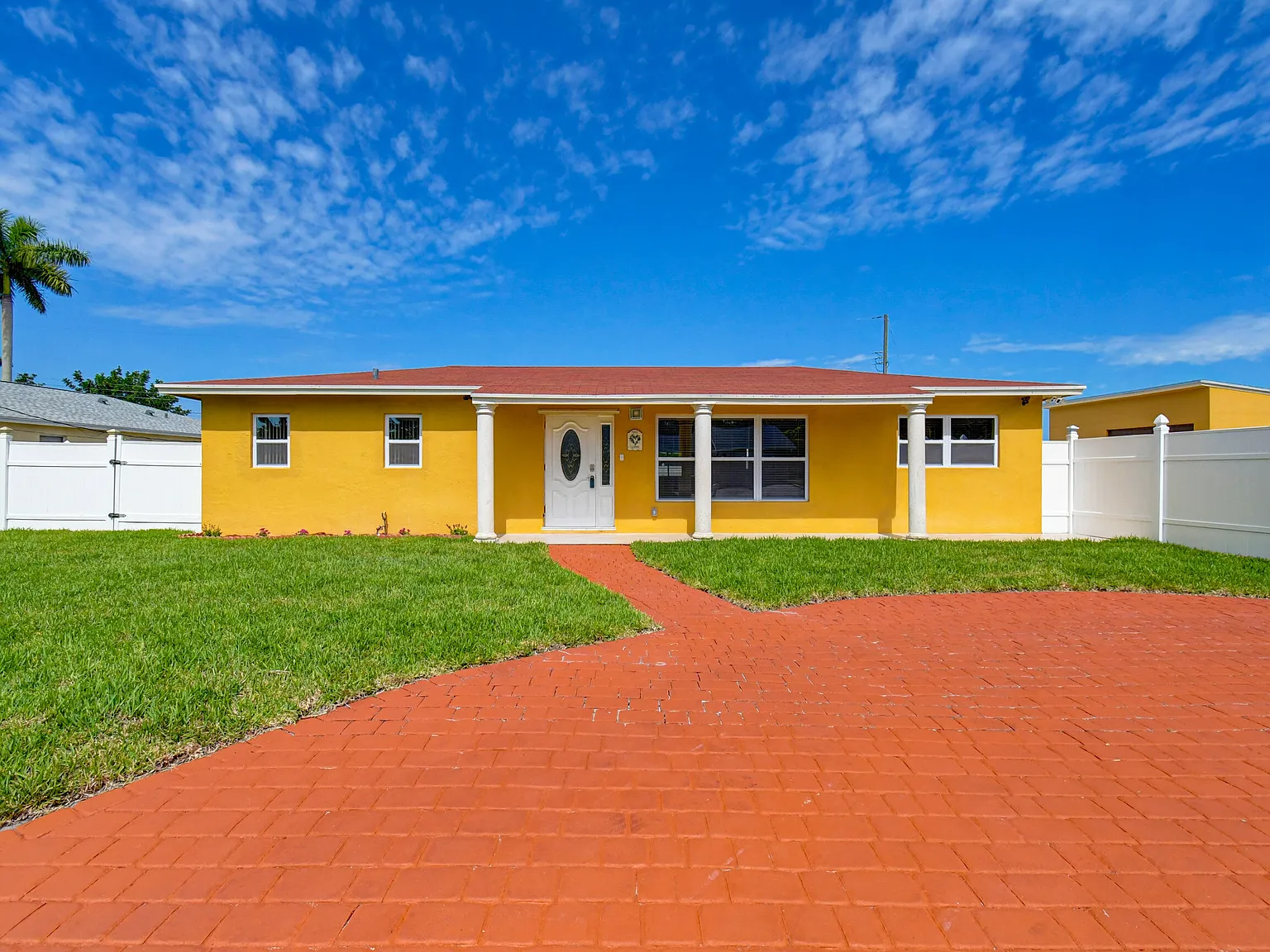 3 bed, 2.0 bath, 1340 sqft, $3,200 — Photo 2