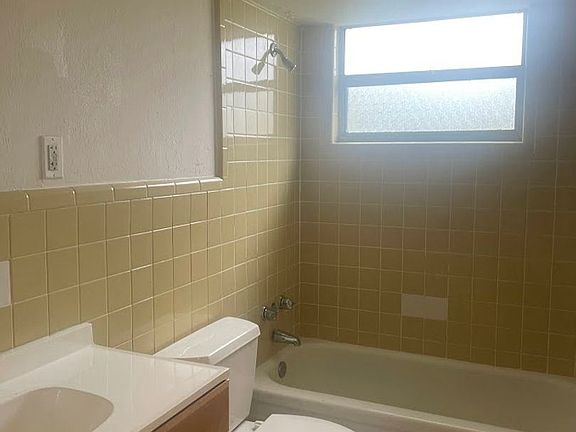 4th image of 3752 Desoto Ave