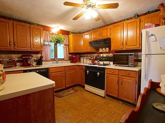 4th image of 9 Christie Dr #1