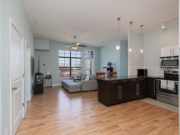 2nd image of 623 W Walnut Street #408