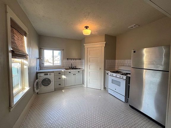 4th image of 1906 Hoyt Ave