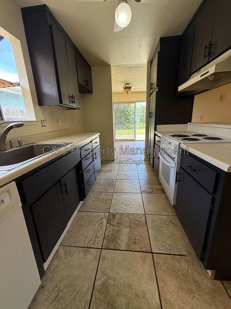 3 bed, 2.0 bath, 1194 sqft, $3,400 — Photo 4