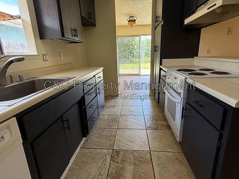 938 Estrada Ct — Photo 4