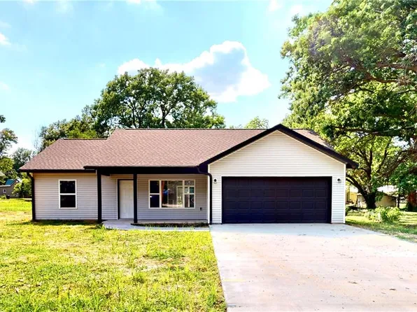 813 N Elm St, Nevada, MO 64772