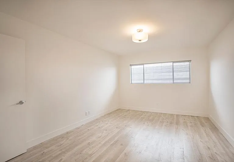 377 W Lexington Dr #8 — Photo 10