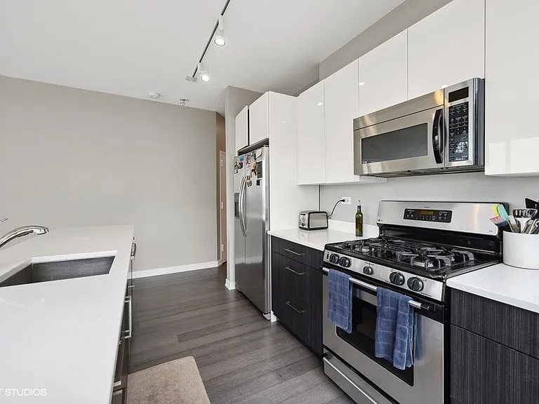 653 N Kingsbury St #1401 — Photo 9