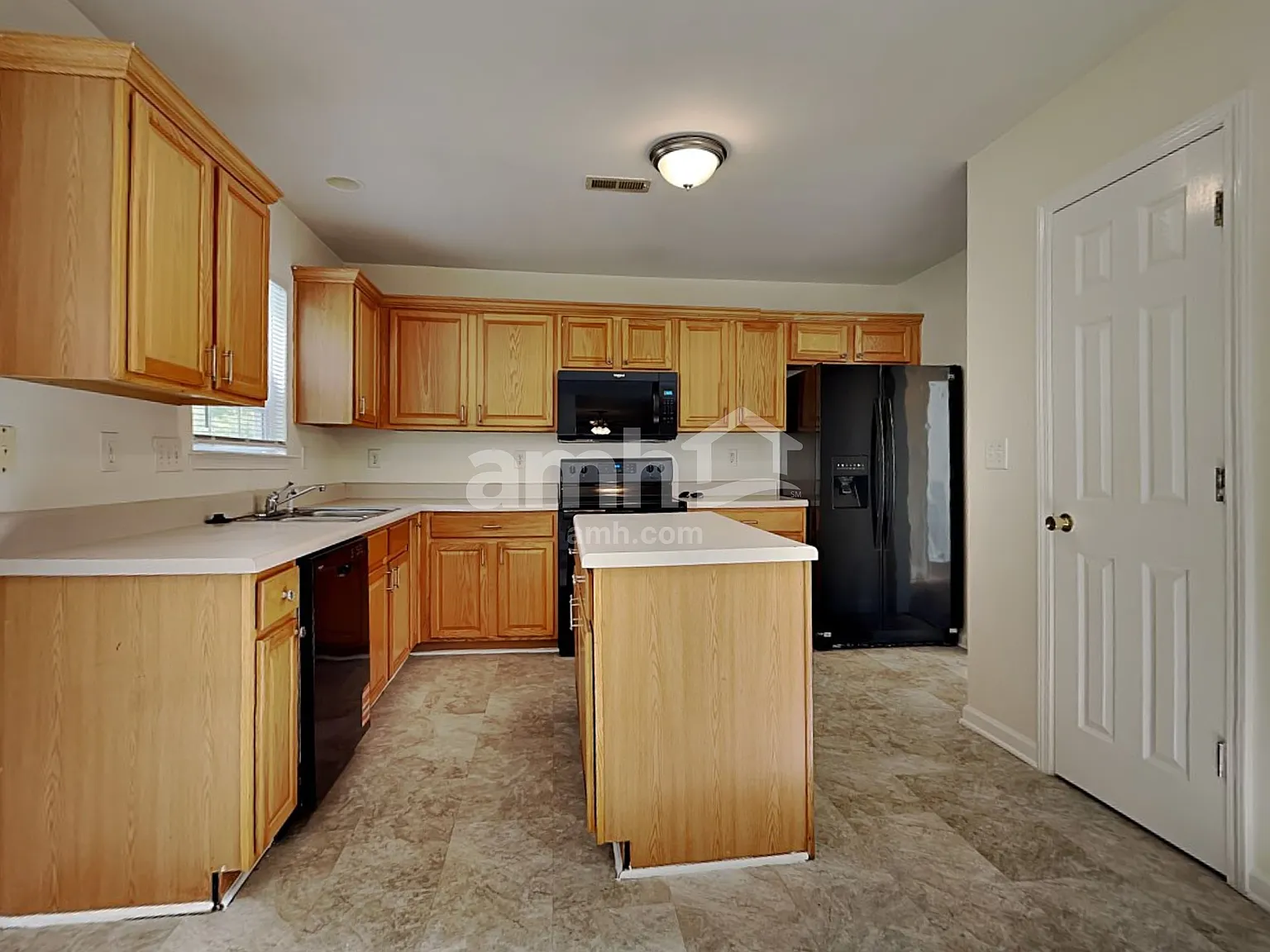 4 bed, 2.5 bath, 2388 sqft, $2,400 — Photo 3