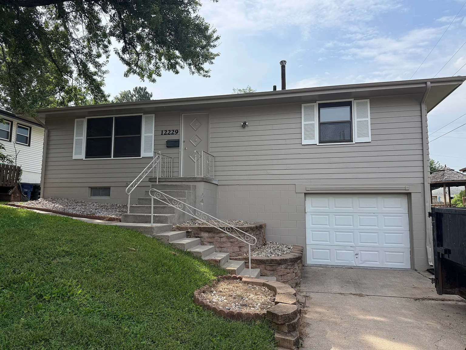 3 bed, 1374 sqft, $2,200 — Photo 1