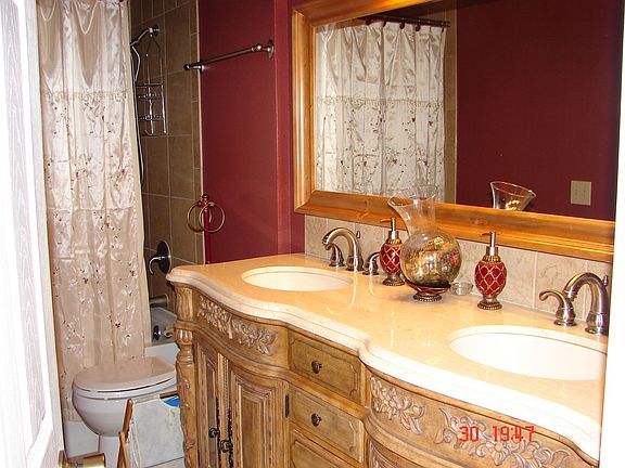 Full washrom main floor