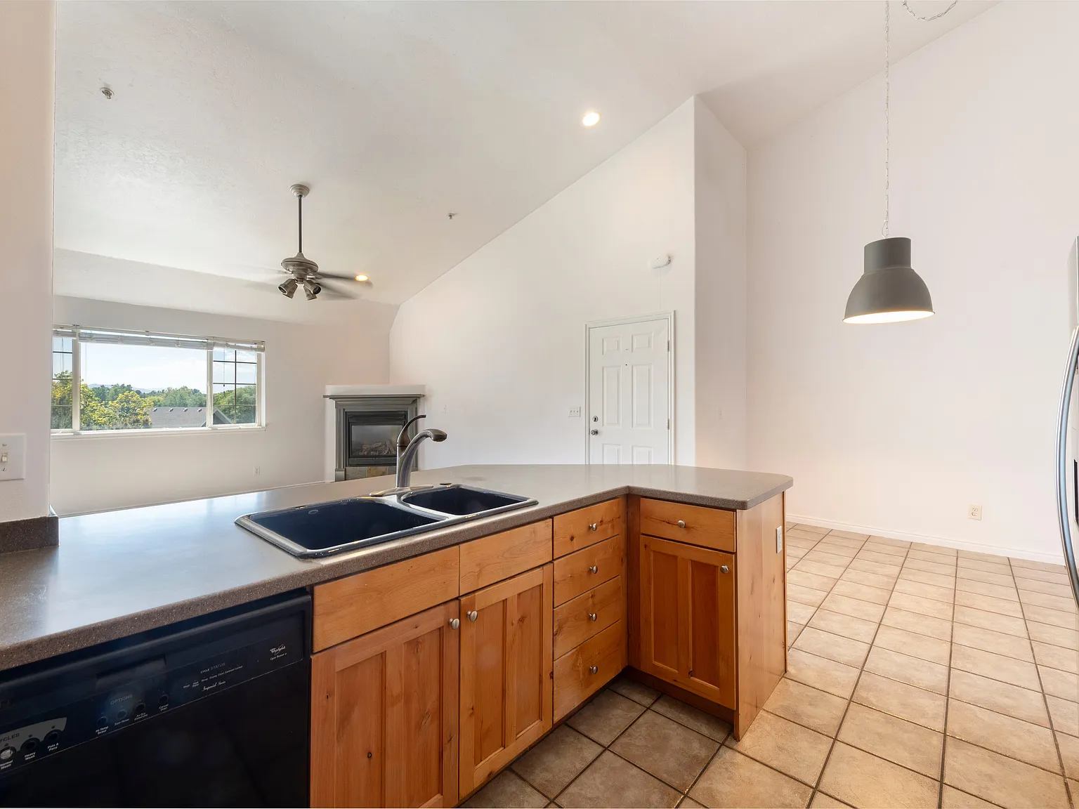3 bed, 2000 sqft, $2,200 — Photo 3