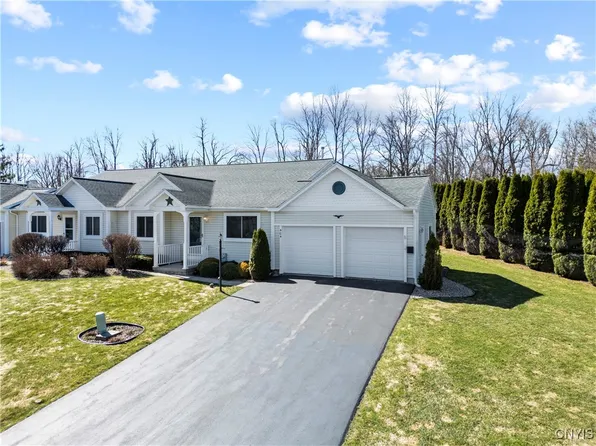 404 Timber Ridge Dr, Camillus, NY 13031