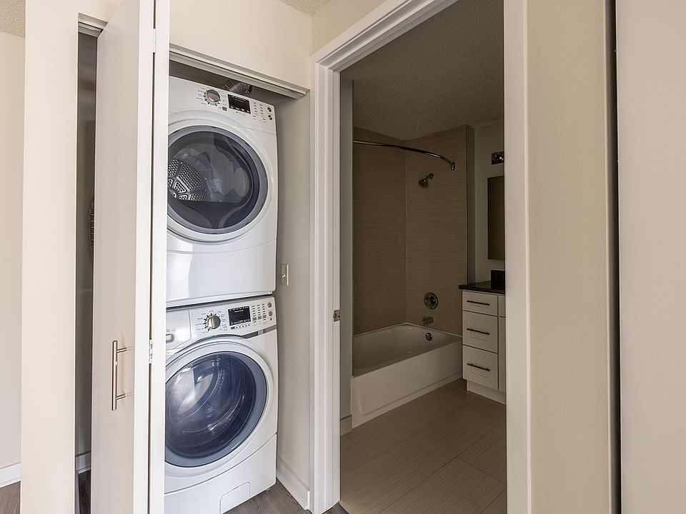 2nd image of 545 N Dearborn St APT 3204