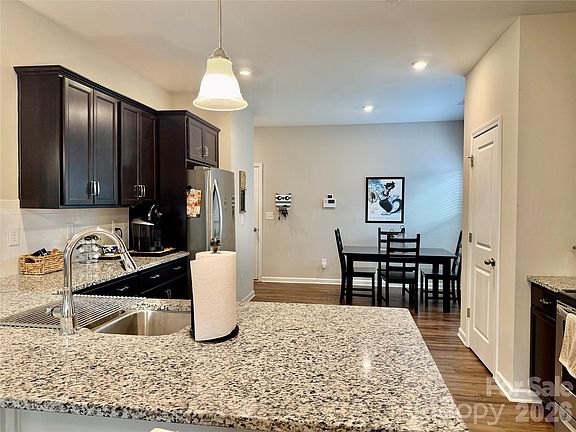 3rd image of 639 Ardsley Dr