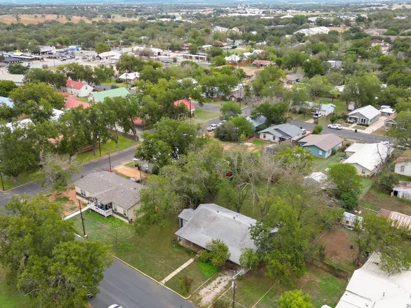 903 Franklin St, Fredericksburg, TX 78624