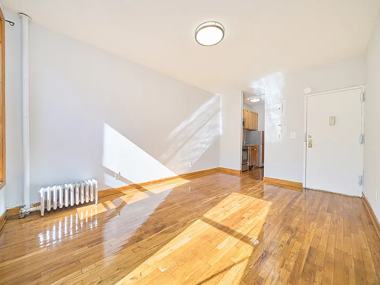 331 W 43rd St #4B — Photo 4