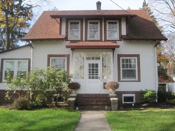2565 Main St photo 1
