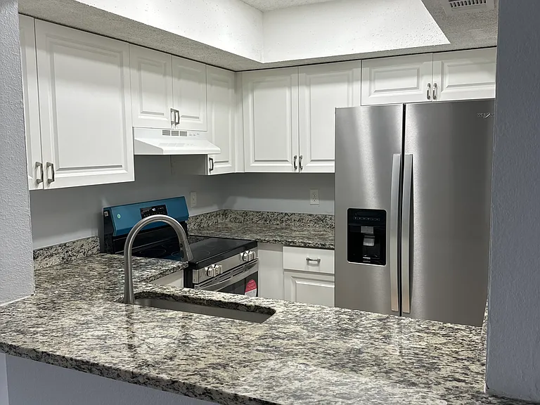 1540 SE Royal Green Cir #I204 — Photo 1