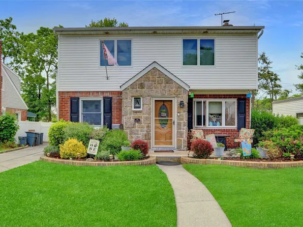 10 Primrose Drive, New Hyde Park, NY 11040