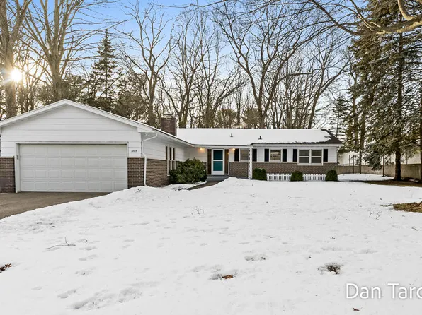 3865 Applewood Ln, Norton Shores, MI 49441