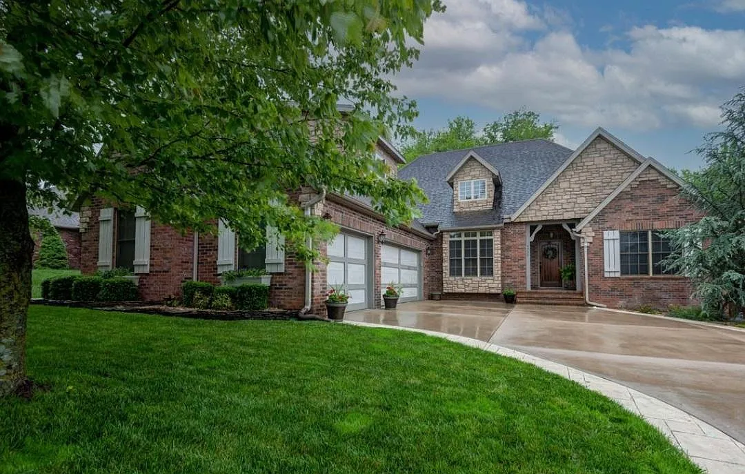 4332 E Ambrose Dr — Photo 2
