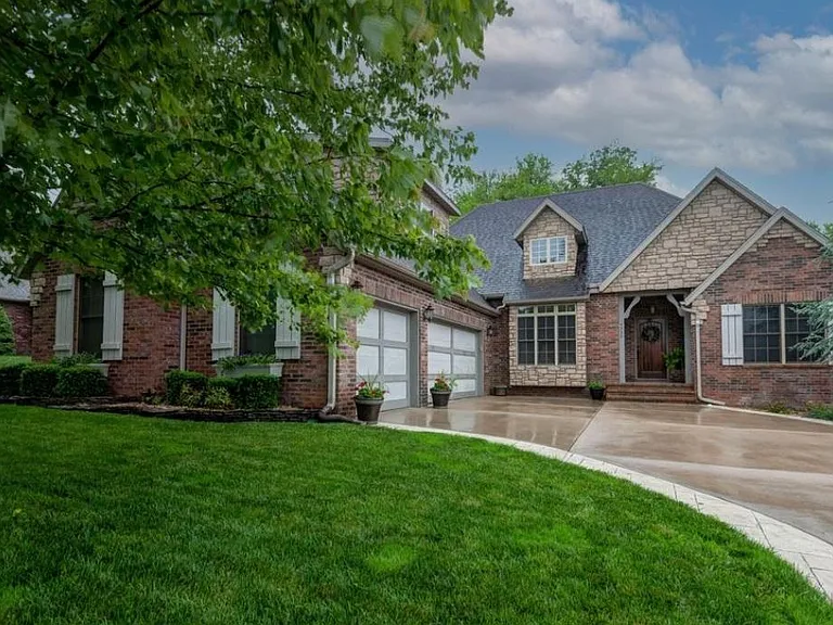 4332 E Ambrose Dr — Photo 2