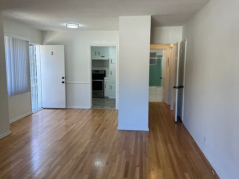 801 S Sherbourne Dr #3 — Photo 6