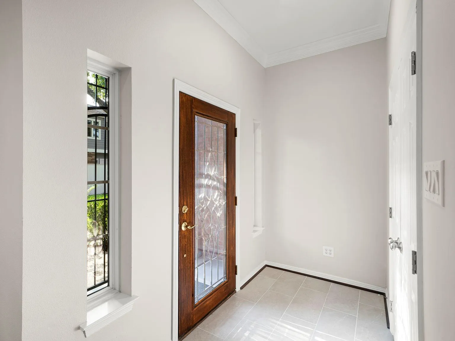 4 bed, 4.0 bath, 3744 sqft, $4,000 — Photo 2