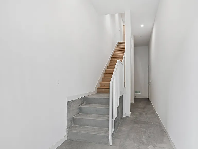 2523 S Orange Dr — Photo 6