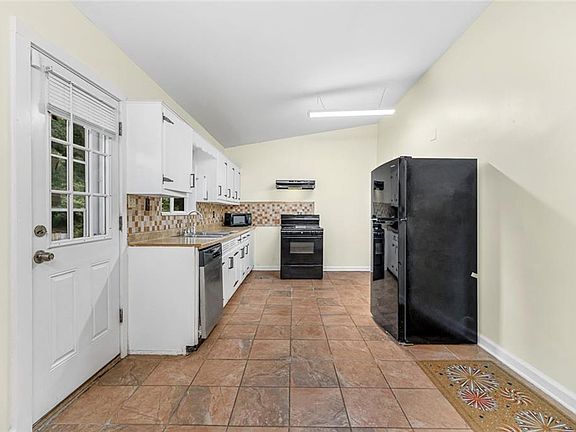4th image of 2720 Hollywood Dr