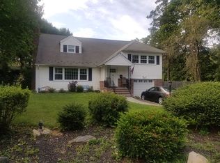 28 Greenway, Roslyn, NY 11576