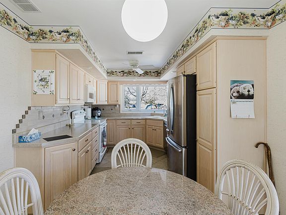 5th image of 217 S Jackson St